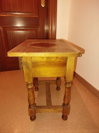 Mesa auxiliar antigua de madera