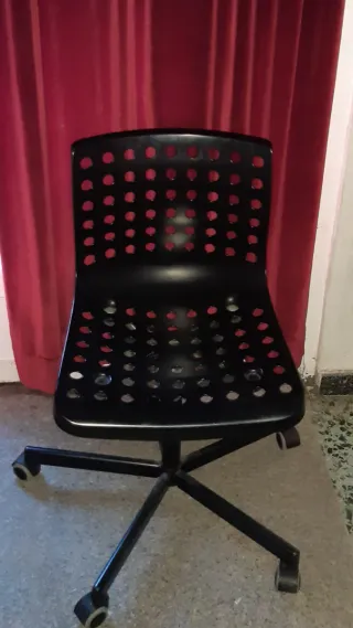 Silla negra con ruedas
