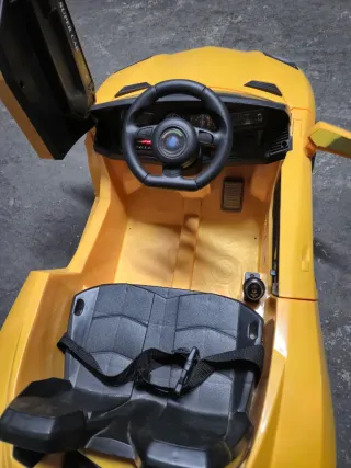 Coche eléctrico infantil amarillo