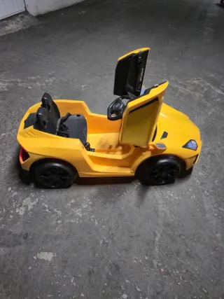 Coche eléctrico infantil amarillo