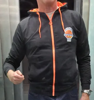 Sudadera Valencia Basket con capucha y cremallera