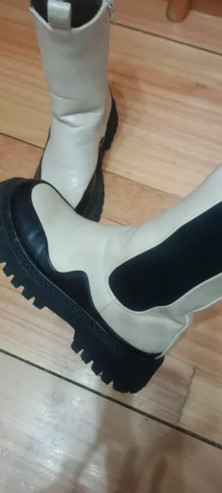 Botas beige y negras, tallan 38 pero calza  38,5