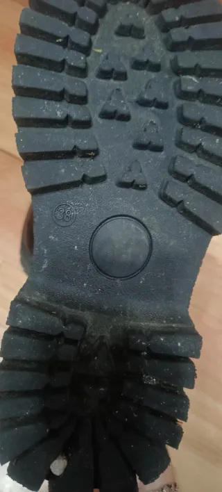 Botas beige y negras, tallan 38 pero calza  38,5