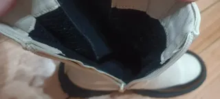 Botas beige y negras, tallan 38 pero calza  38,5