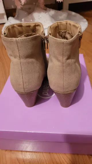 Botas de tacón beige