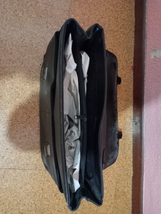 Cartera negra de cuero