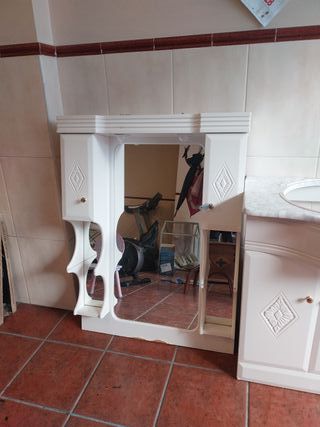 Mueble de baño con espejo y lavabo