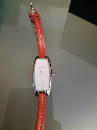 Reloj DKNY plateado correa roja