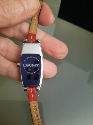 Reloj DKNY plateado correa roja