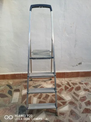 Escalera plegable de aluminio