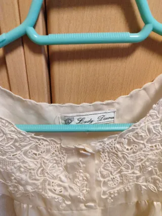 Camisón blanco de saten con encaje