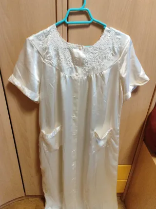 Camisón blanco de saten con encaje