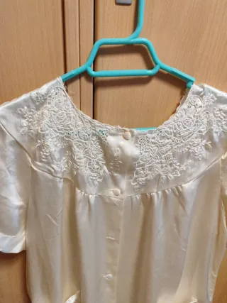 Camisón blanco de saten con encaje