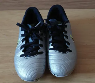 Botas de fútbol plateadas