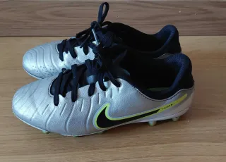 Botas de fútbol plateadas