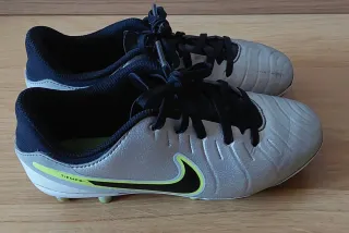 Botas de fútbol plateadas