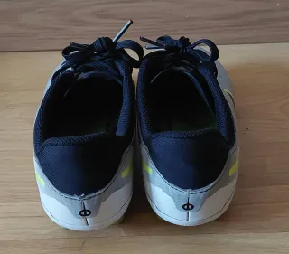 Botas de fútbol plateadas