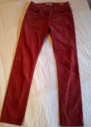 Pantalón de pana fina Spirit rojo guinda suave.