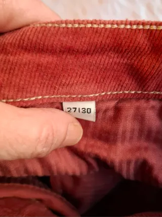 Pantalón de pana fina Spirit rojo guinda suave.