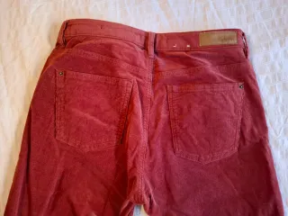 Pantalón de pana fina Spirit rojo guinda suave.
