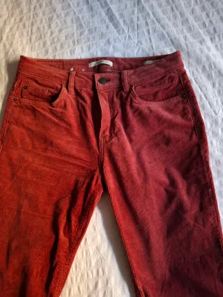 Pantalón de pana fina Spirit rojo guinda suave.