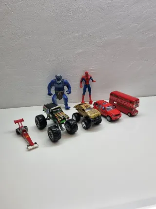 Lote coches metal y 2 figuras