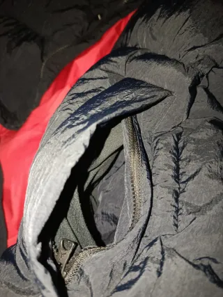 Chaquetón Jordan Negro y Rojo talla S grande.