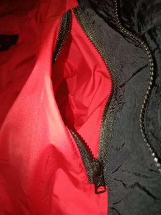 Chaquetón Jordan Negro y Rojo talla S grande.