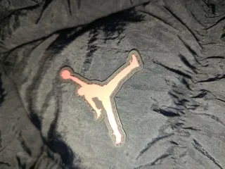 Chaquetón Jordan Negro y Rojo talla S grande.