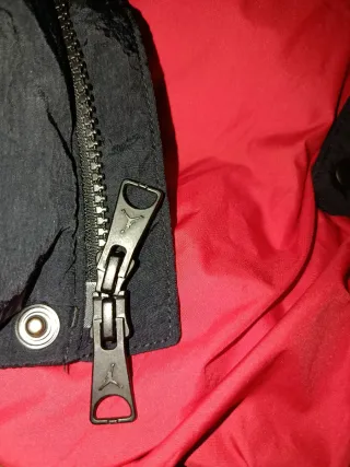 Chaquetón Jordan Negro y Rojo talla S grande.