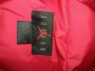 Chaquetón Jordan Negro y Rojo talla S grande.