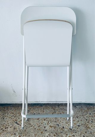 Taburete alto plegable blanco