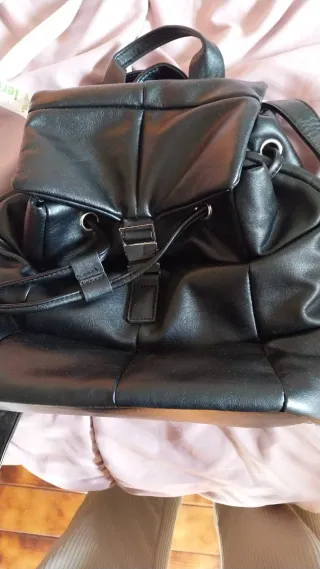 Mochila de piel negra