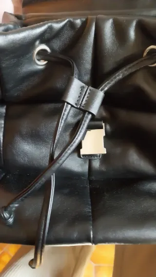 Mochila de piel negra