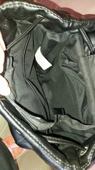 Mochila de piel negra