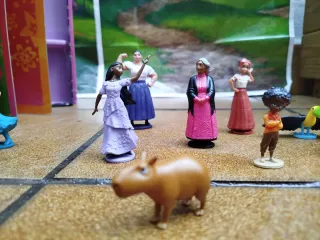 Disney Encanto (INGLÉS) Libro + Figuras + Playmat