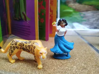 Disney Encanto (INGLÉS) Libro + Figuras + Playmat