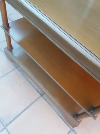 Mesa de TV de roble macizo con dos estantes