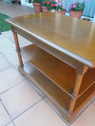 Mesa de TV de roble macizo con dos estantes