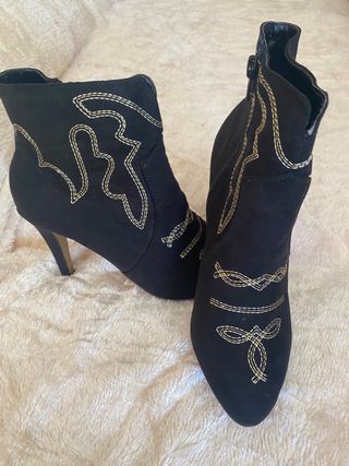 Botines ante bordados dorado talla 36
