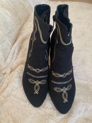Botines ante bordados dorado talla 36