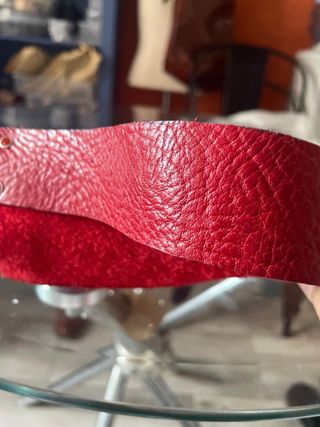 Bolso mini de fiesta piel volteada genuina rojo.