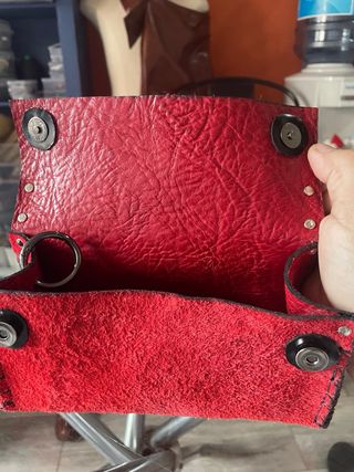 Bolso mini de fiesta piel volteada genuina rojo.