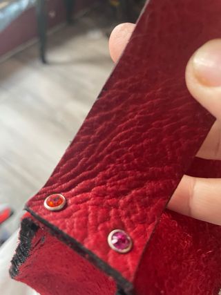 Bolso mini de fiesta piel volteada genuina rojo.