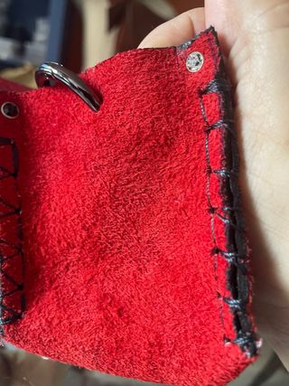 Bolso mini de fiesta piel volteada genuina rojo.