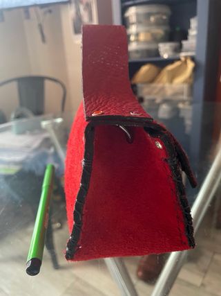 Bolso mini de fiesta piel volteada genuina rojo.