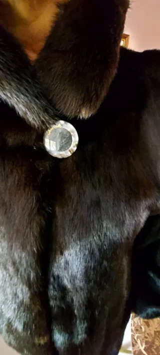 Abrigo de pelo negro, es súper suave, mira bien