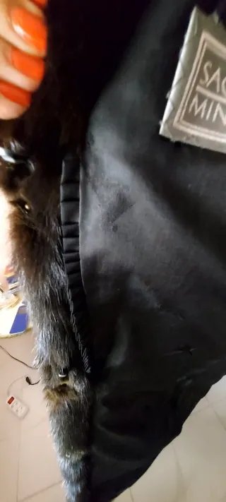 Abrigo de pelo negro, es súper suave, mira bien