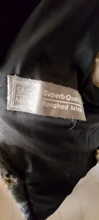 Abrigo de pelo negro, es súper suave, mira bien