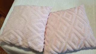 Funda de cojín rosa con relleno